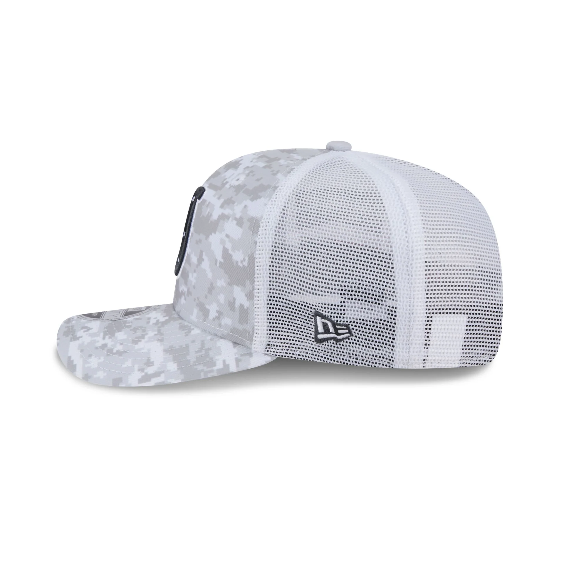 Indianapolis Colts 2024 Salute to Service 9SEVENTY Trucker Hat