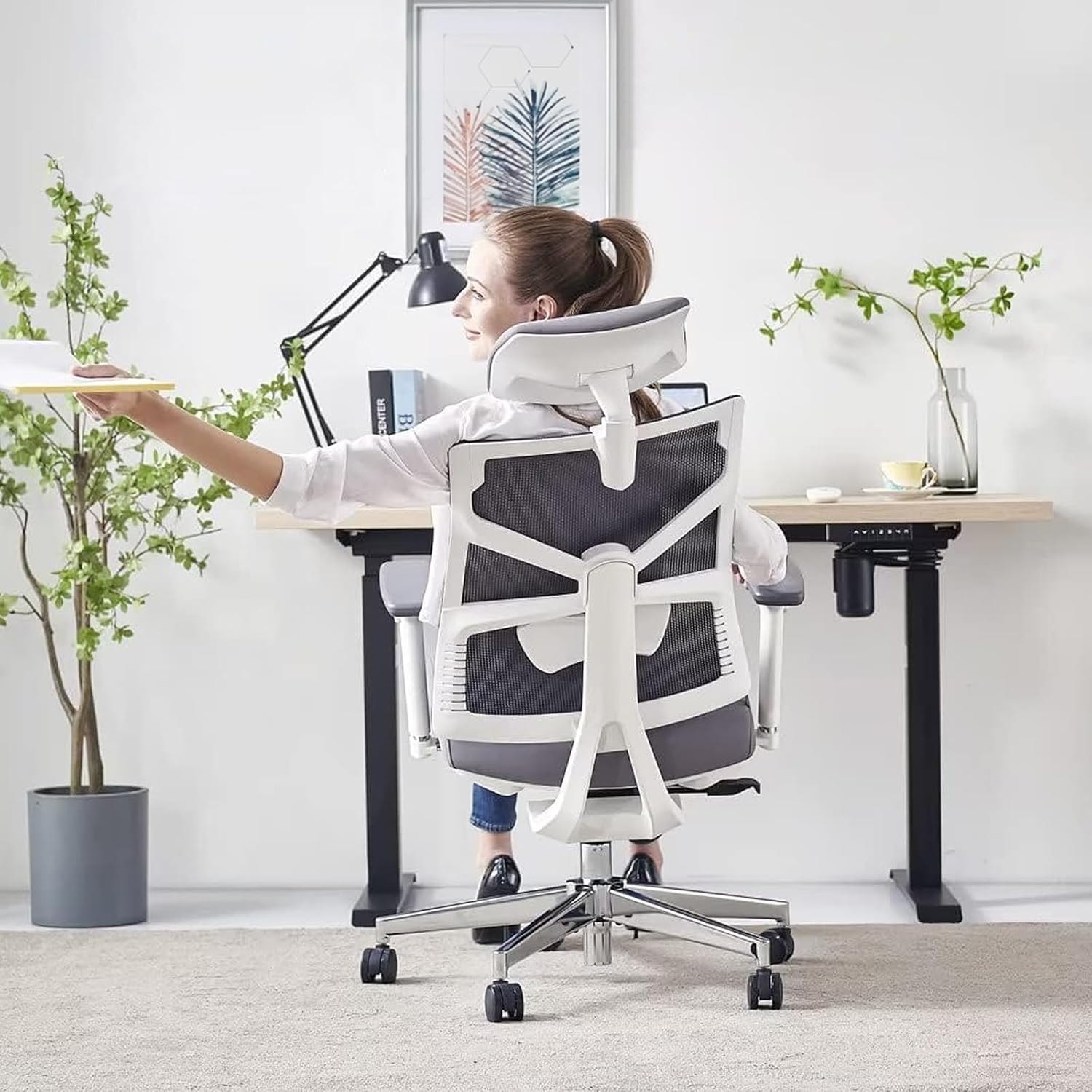 Silla de Oficina Ergonómica con Respaldo Adaptativo, Mesa y Silla de Escritorio de Alto Respaldo con Reposabrazos 4D, Profundidad de Asiento Ajustable, Soporte Lumbar y Reposacabezas 2D