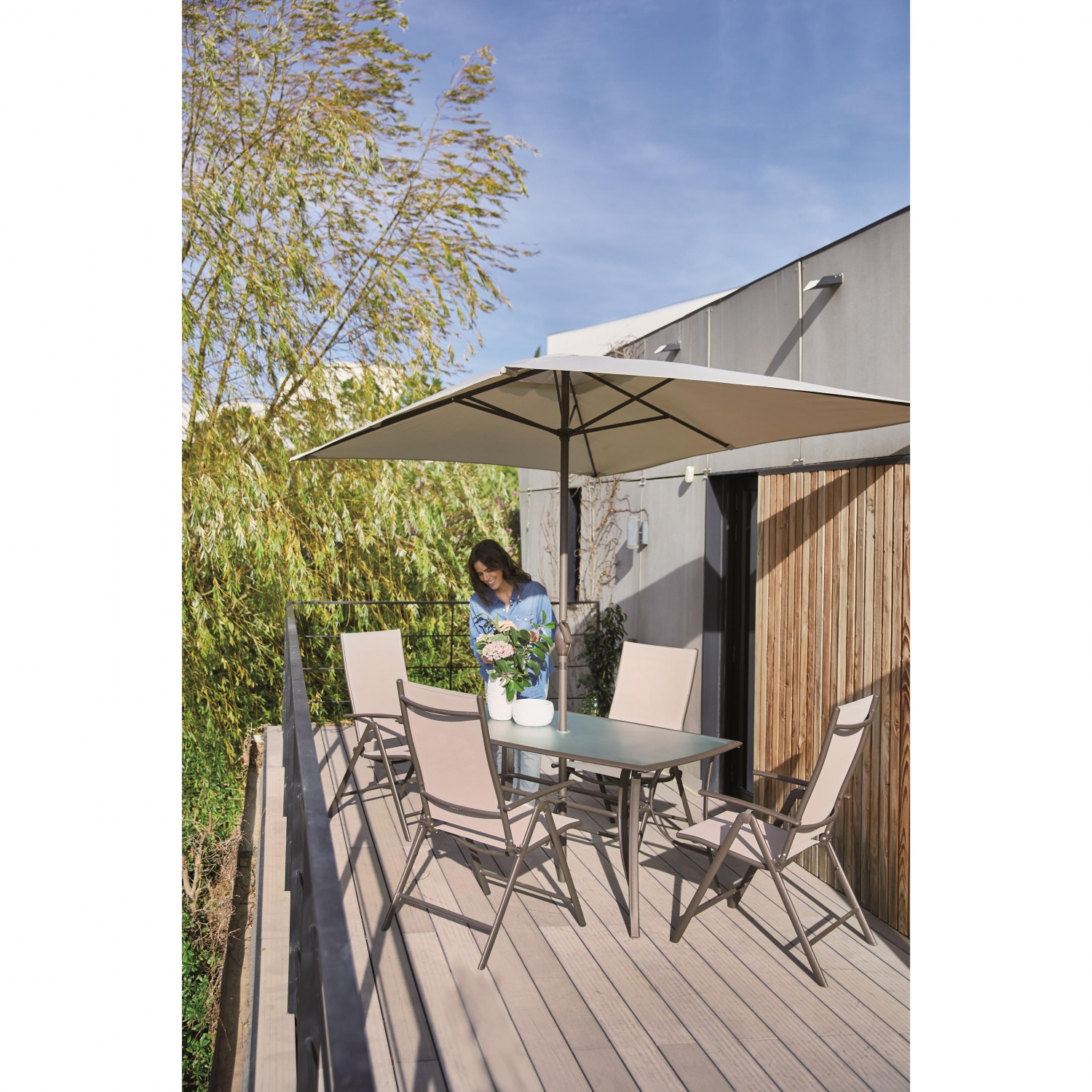 Conjunto de Jardín de Acero Mesa + 4 Sillones + 1 Parasol, Málaga