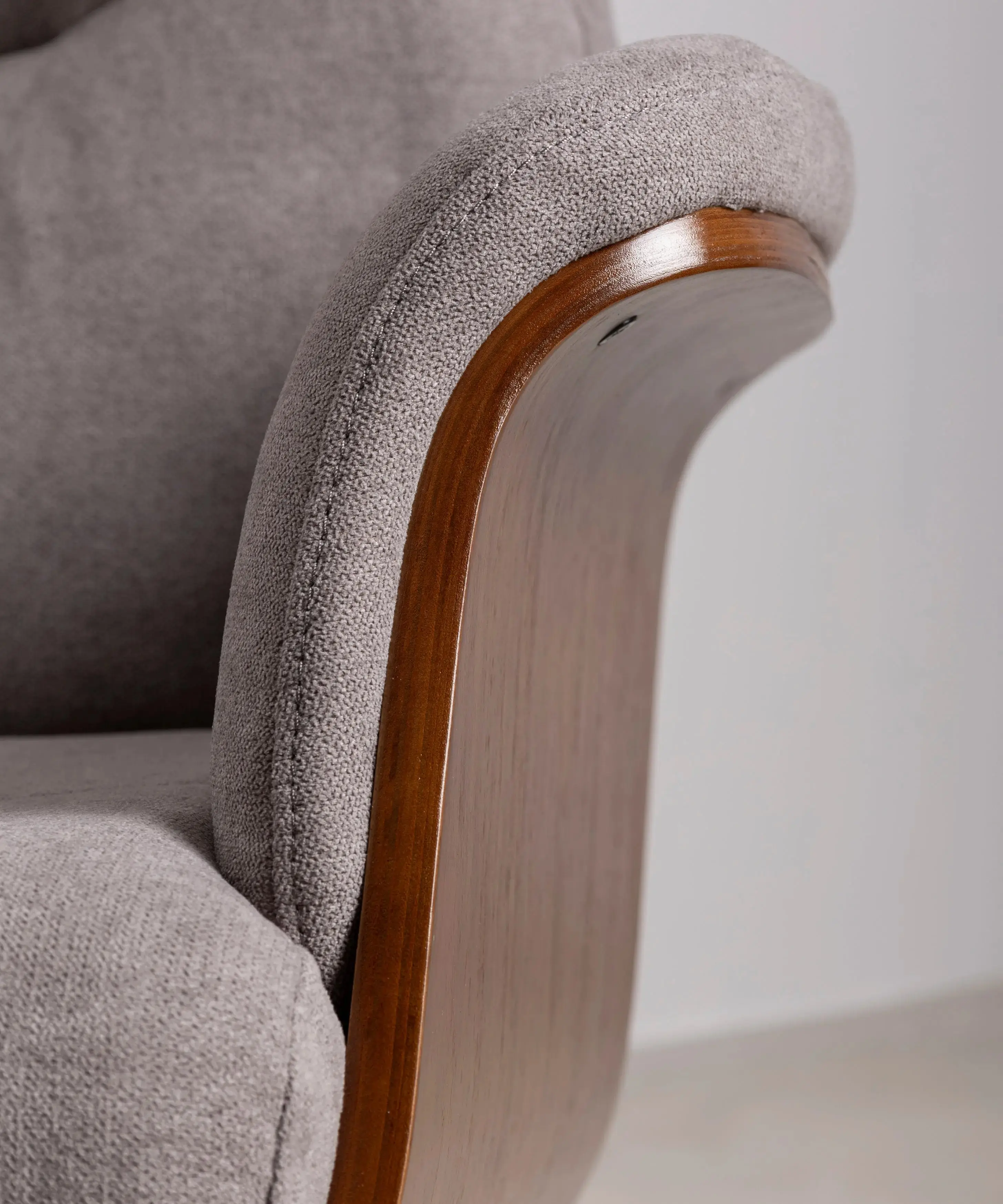 Sillón Reclinable en Madera y Tapizado con Reposapiés Osaka