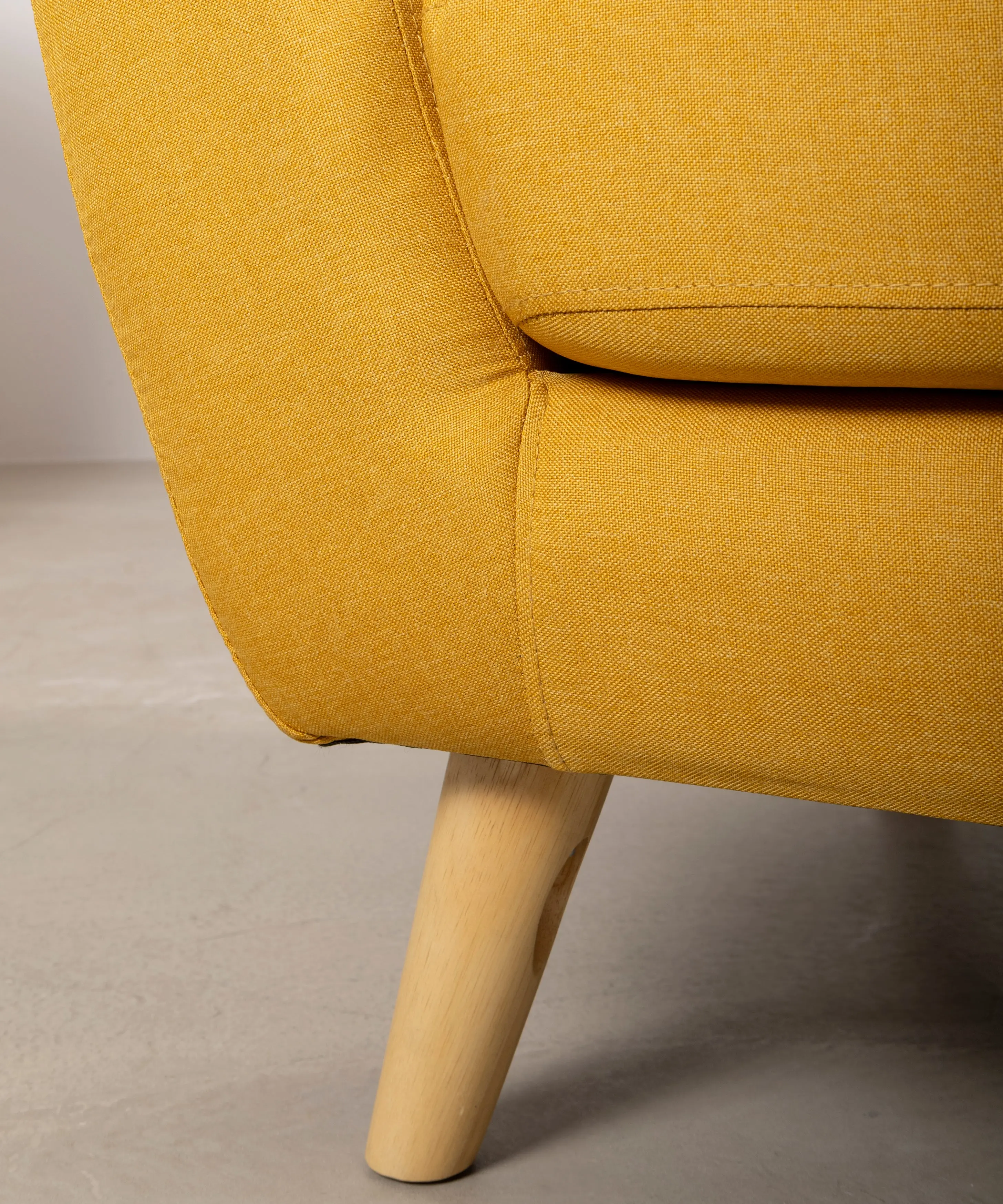 Sillón en Poliéster y Lino con Madera Skandic