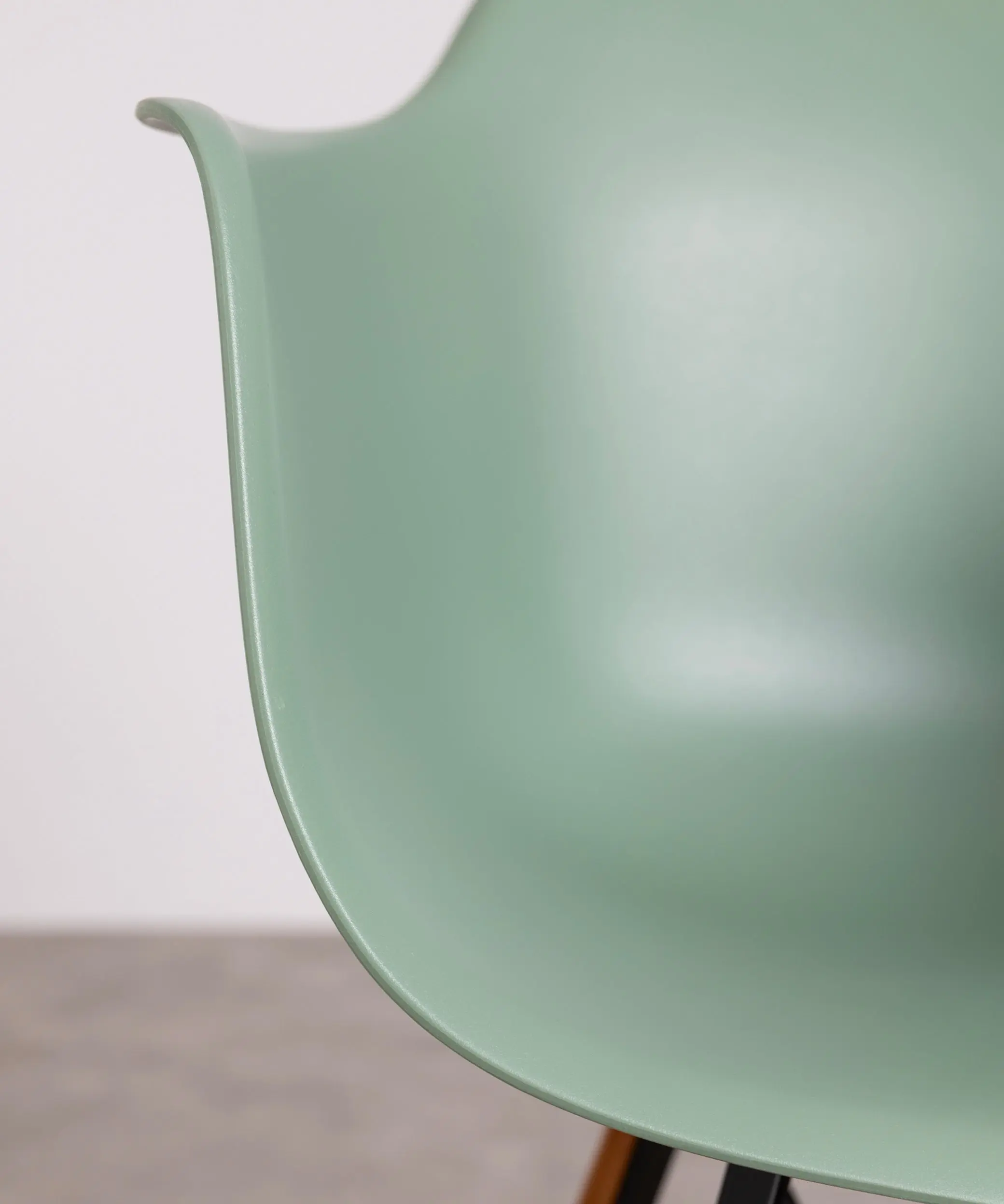 Silla de Polipropileno y Madera Elon Arms