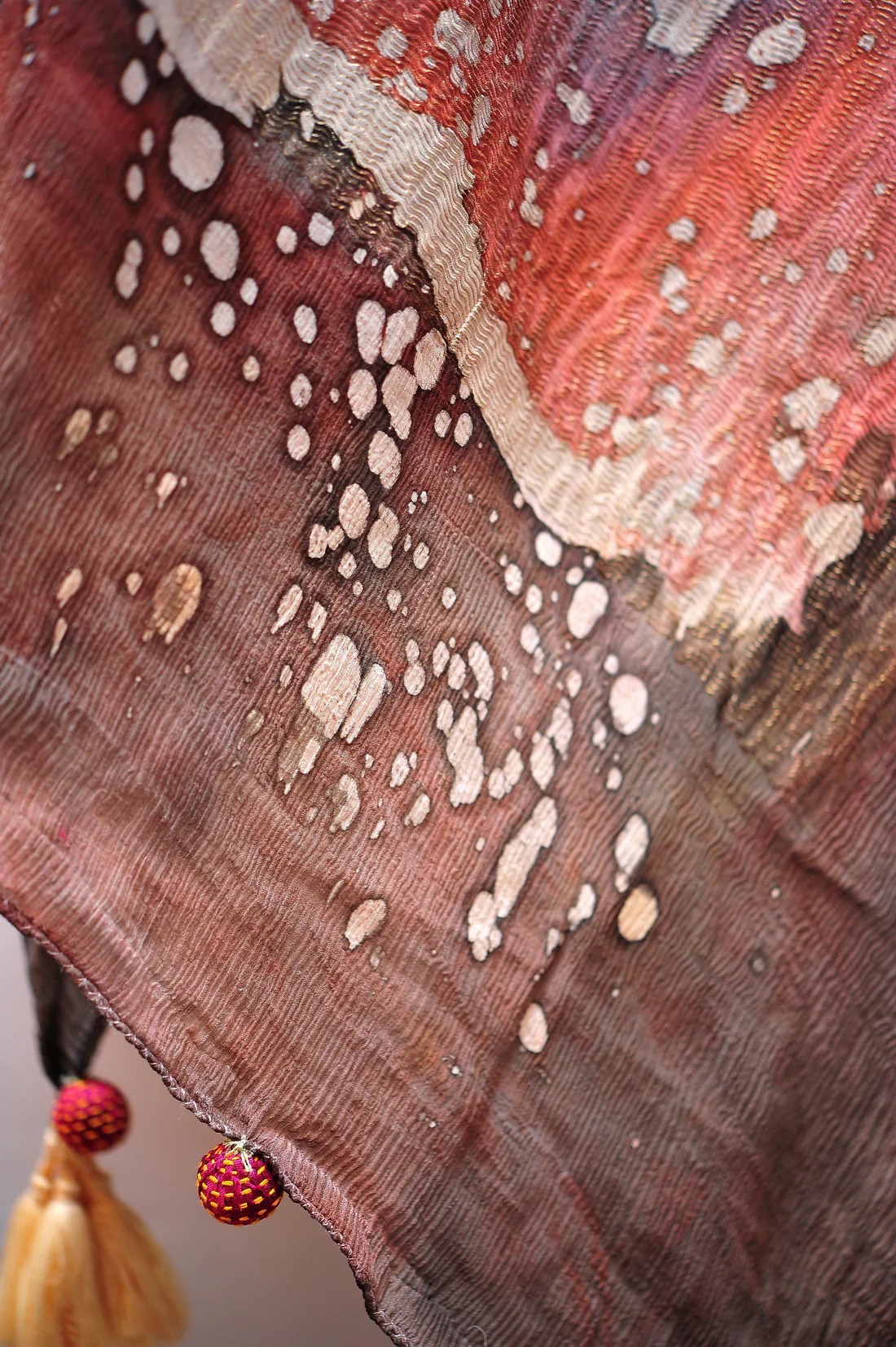 L’Art à Porter : Comment Frrkhadijabrand Transforme les Techniques Traditionnelles en Déclarations Modernes