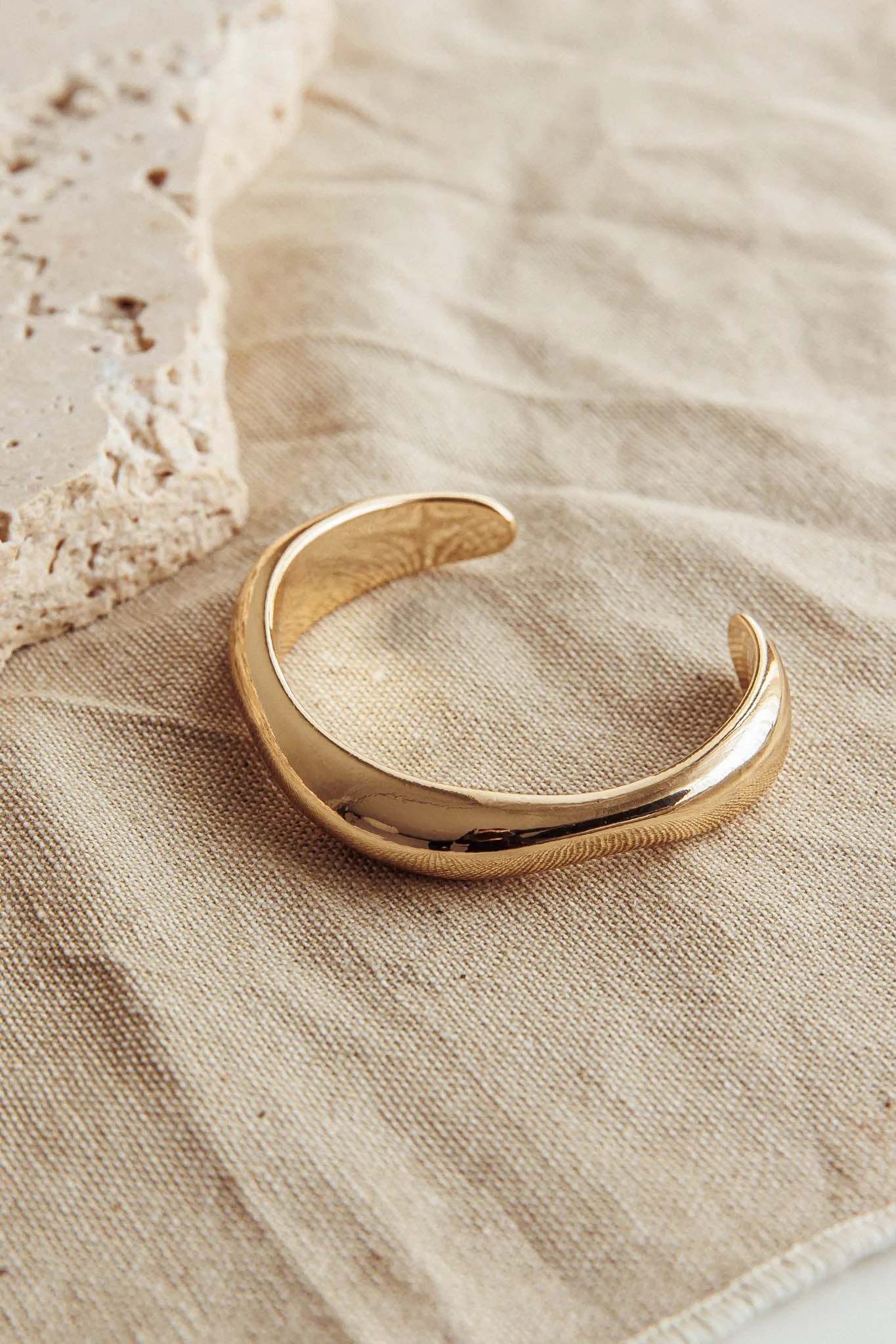 Jamaica Curvilinear Cuff Gold