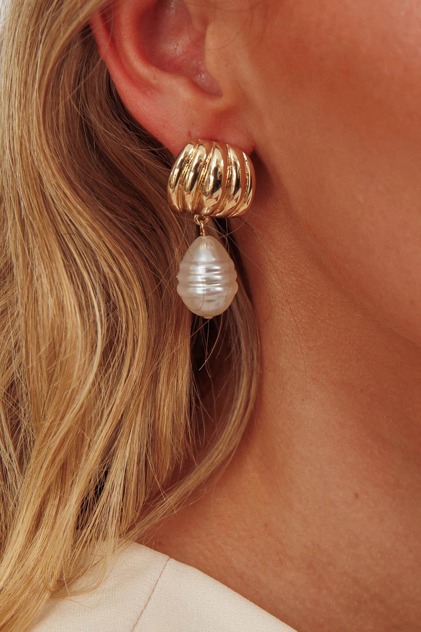 Andi Ridged Pearl Drop Stud Earrings Gold/Pearl