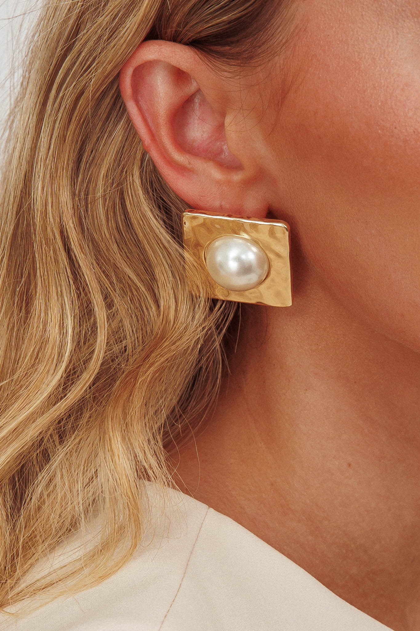 Vanessa Square Hammered Earrings Gold/Pearl