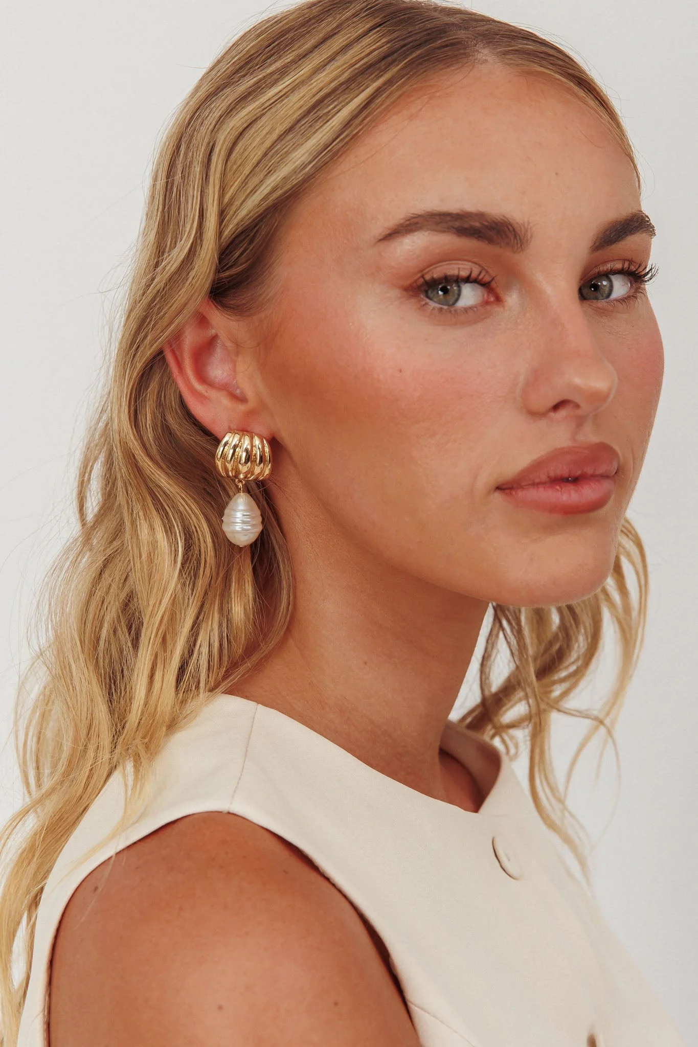 Andi Ridged Pearl Drop Stud Earrings Gold/Pearl