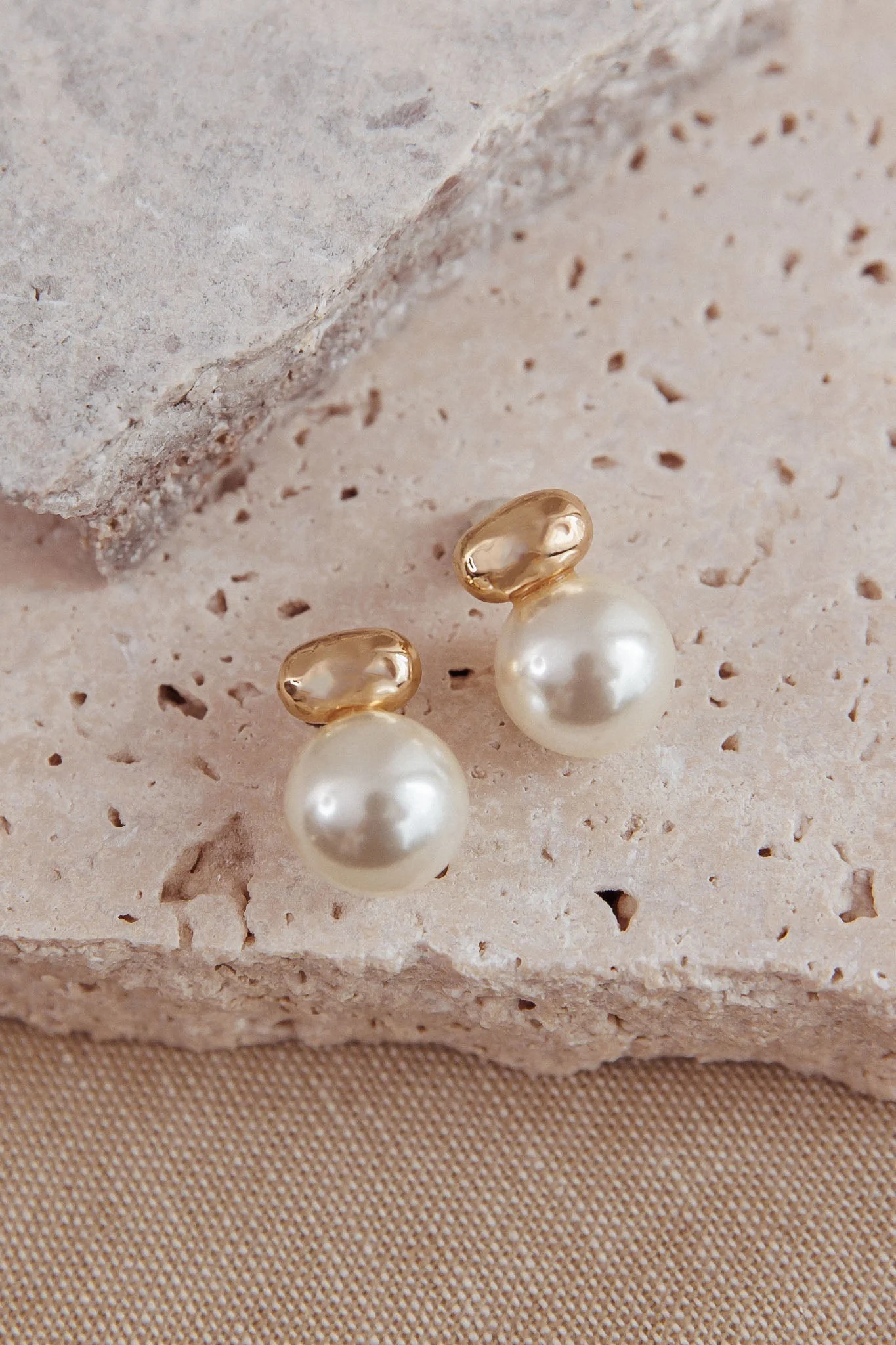 Lulu Pearl Accent Studs Gold/Pearl