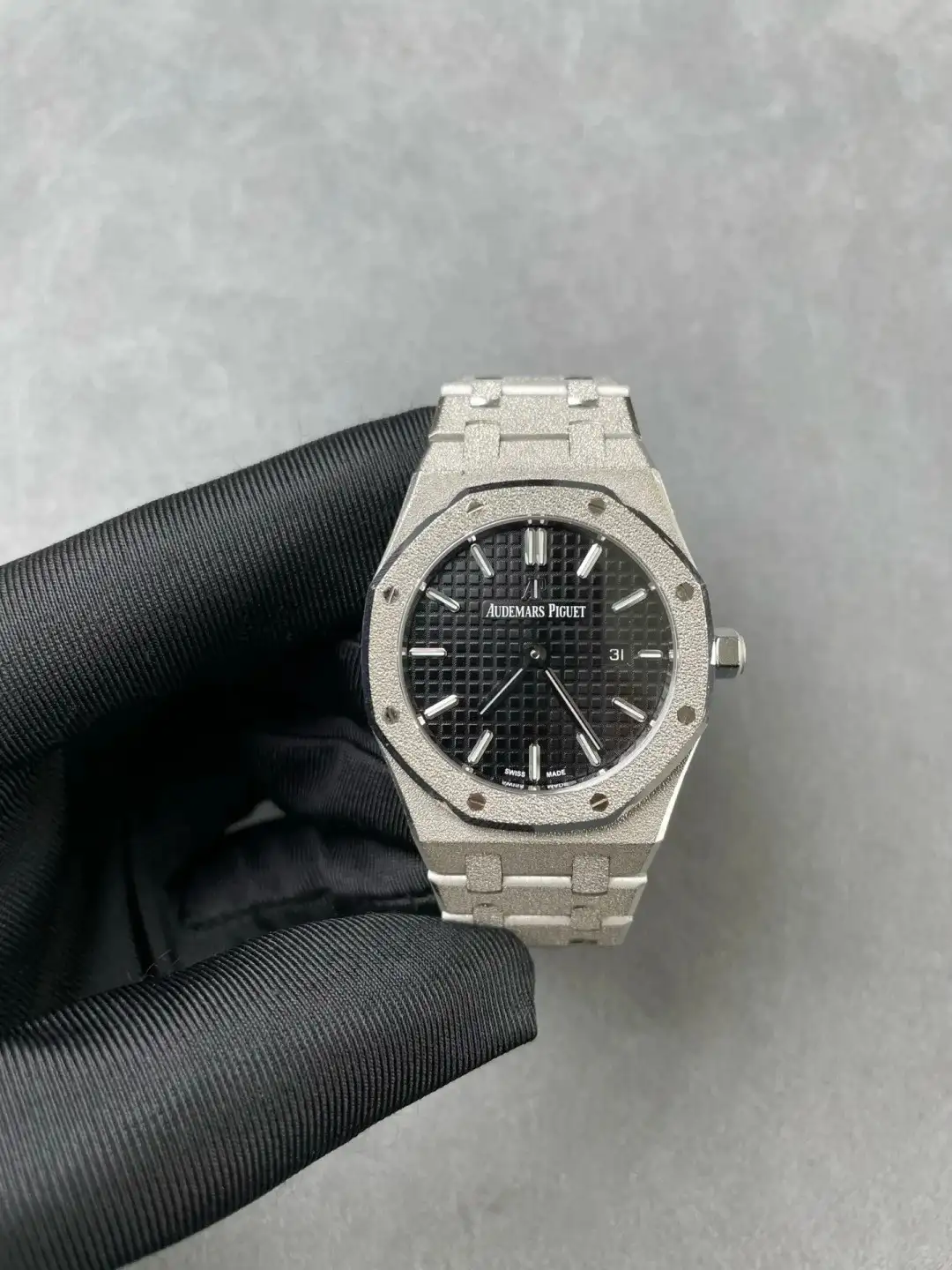 Audemars Piguet Royal Oak Frosted Gold Quartz Black 67653BC.GG.1263BC.02 - Bestter Watches