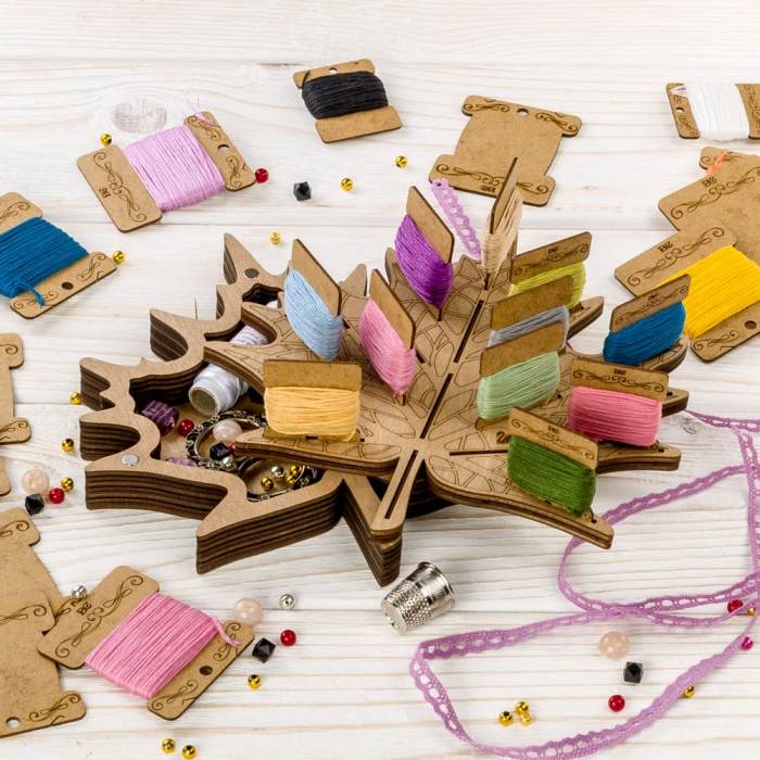 Box for handicraft + 21 bobbins 